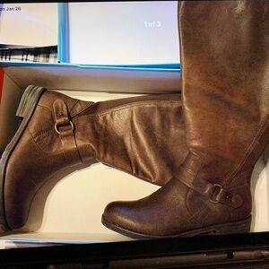 Women’s brown boots